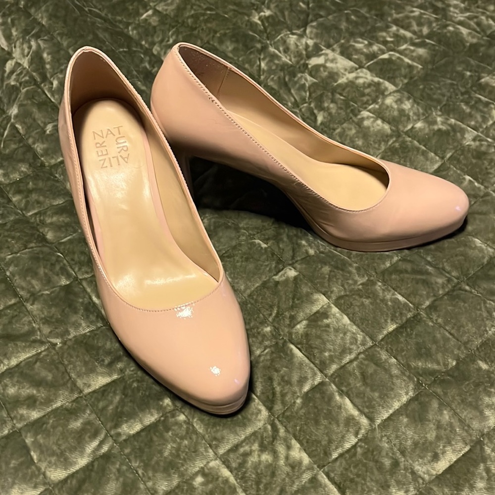 Nude shiny pumps